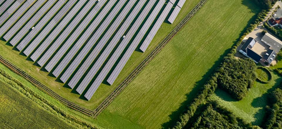 Solpaneler på en gård i Danmark