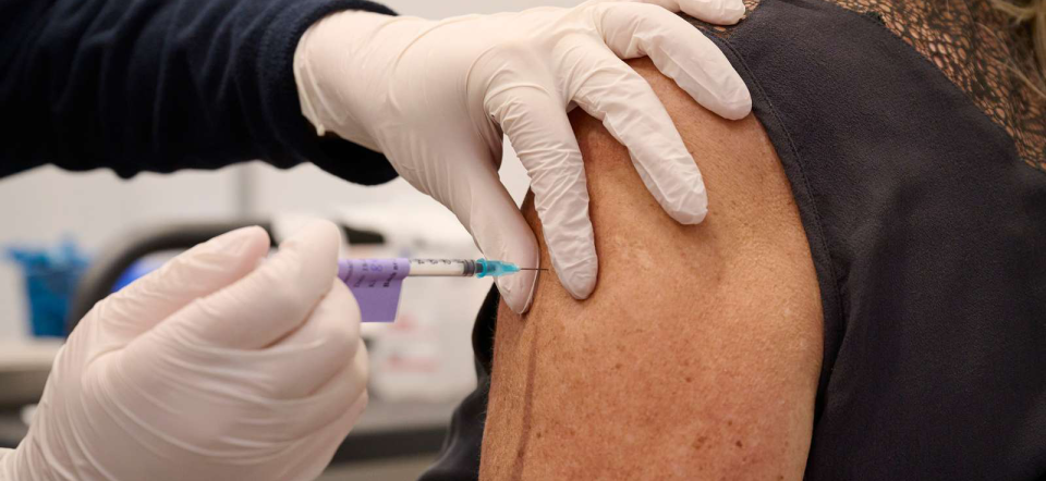 En person får COVID-vaccine