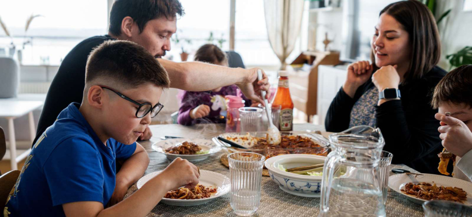 Børnefamilie spiser middag i Grønland