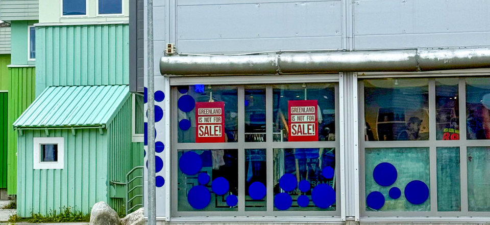 Butiksrude med teksten Greenland is not for sale.